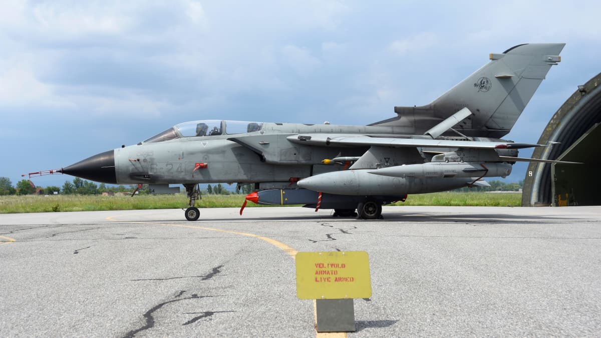 Italian ilmavoimien hävittäjä ja Storm Shadow ohjus.