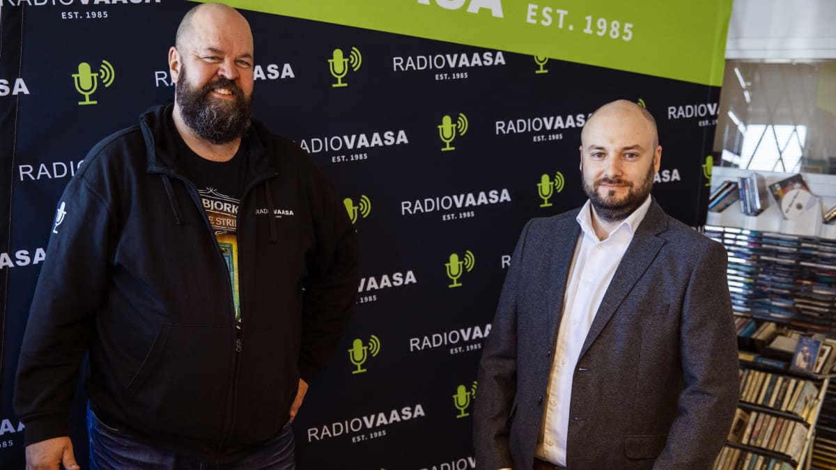 Radio Vaasan omistaja Anssi Marttinen ja HSS Median toimitusjohtaja Niklas Nyberg. 