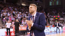 Tuomas Iisalo hieroo käsiään.