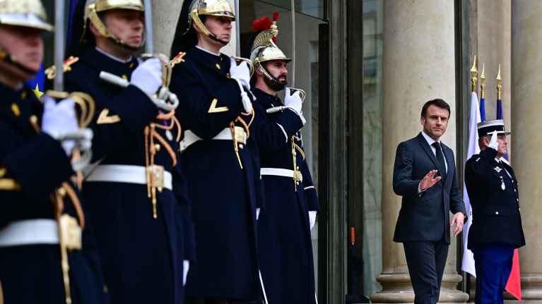 Ranskan presidentti Emmanuel Macron odotti Thaimaan pääministeriä vierailulle maaliskuussa 2024. 