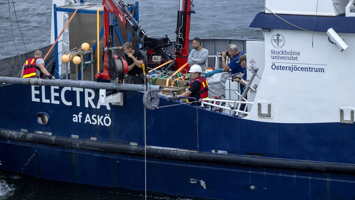 Estonia-hylyn tutkimusta heinäkuussa 2021, mittauslaitteita lasketaan tutkimusalus R/V Electra af Asköltä mereen.