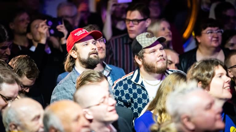  Eduskuntavaalit 2019. Perussuomalaisten vaalivalvojaiset. Sampo Löppönen oli pukeutunut "Make Helsinki great again" -lippikseen.