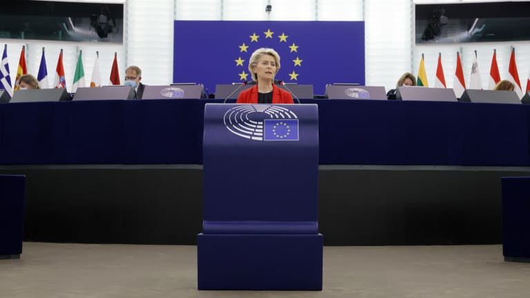 EU-komission puheenjohtaja Ursula von der Leyen EU-parlamentin kokouksessa.