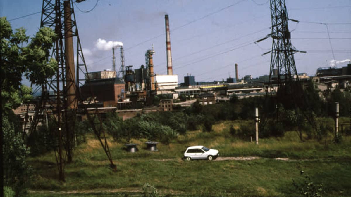 Kuvassa näkyy Svetogorskin kaupunki taustalla ja edessä Svetogorskin teollisuutta, voimalinja ja valkoinen auto. Kuva on vuodelta 1990.