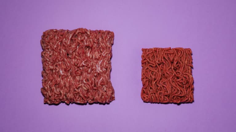 Jauhelihaa ja kasvisjauhelihaa purppuralla kuvaustaustalla.