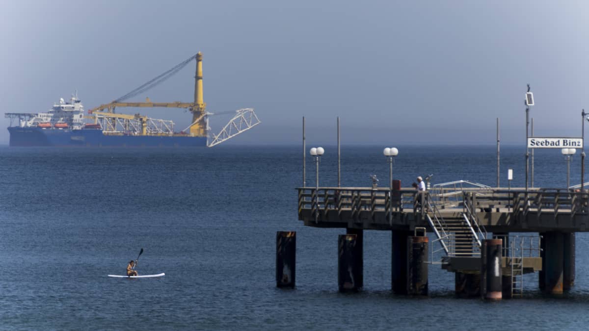Pohjois-Saksan rannikolle Nord Stream2 -putken asennusta varten purjehtinut venäläisalus.