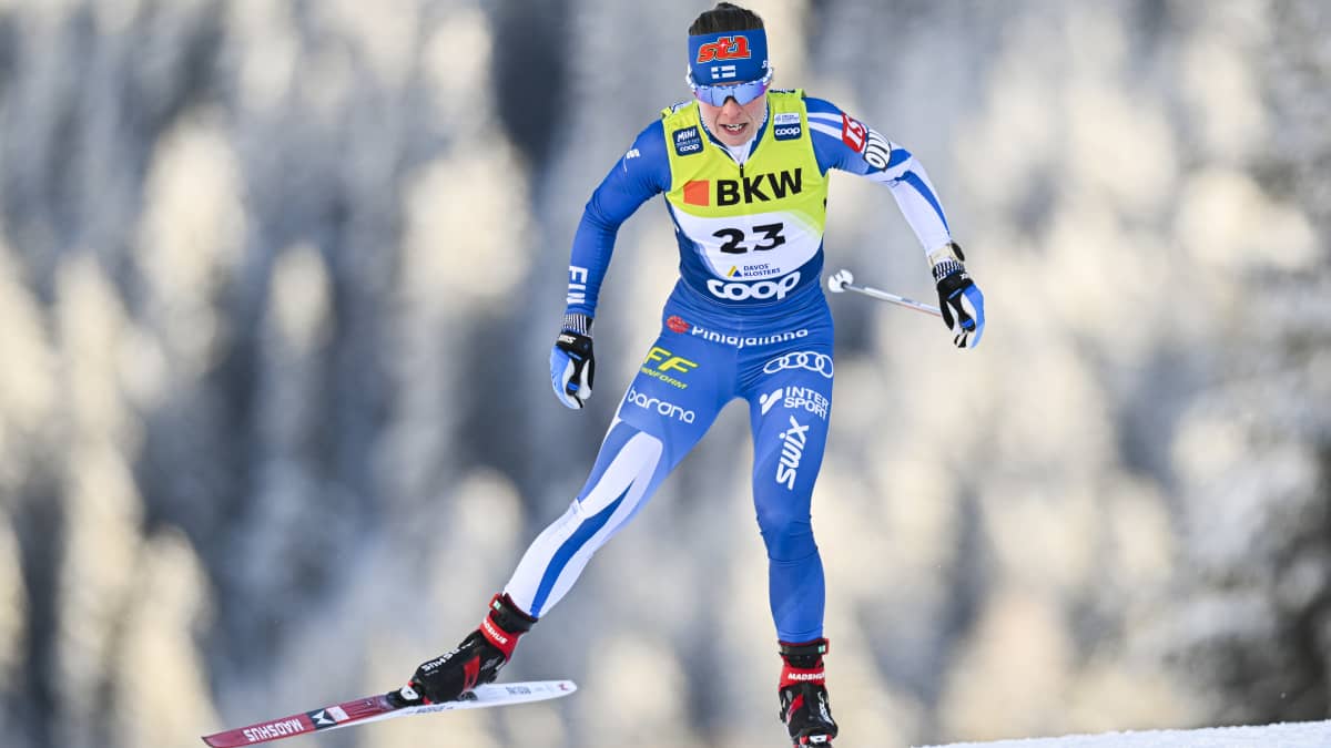 Krista Pärmäkoski hiihtää Davosin sprintissä 2022.