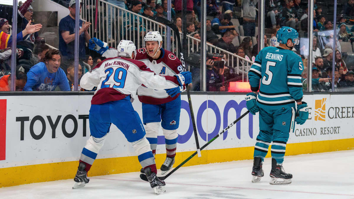 Mikko Rantanen ja Nathan MacKinnon juhlivat maalia.