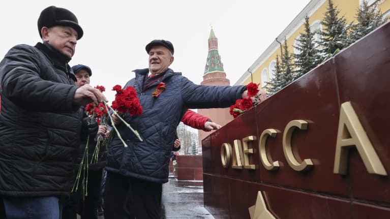 Nikolai Haritonov on laskemassa kukkia muistomerkille, jossa lukee Odessa. Hänen vieressään seisoo ja hymyilee Gennadi Zjuganov. Taustalla näkyy Kremlin torni.