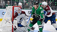 Mikael Granlund Coloradon maalin edustalla.
