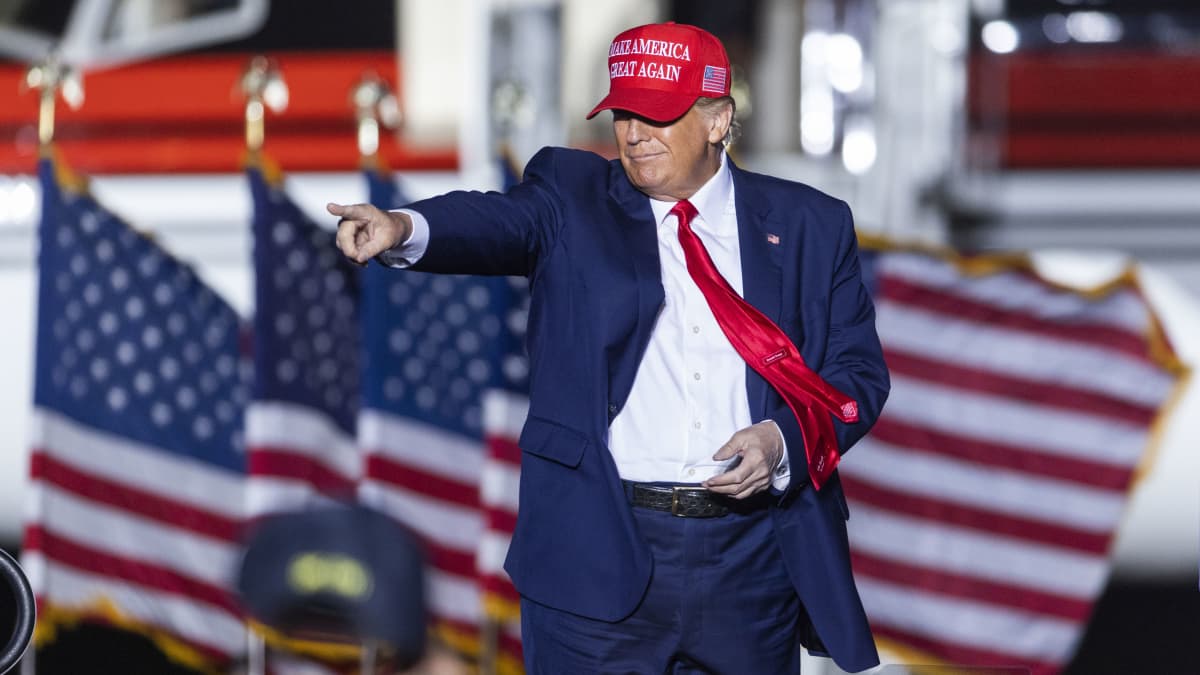 Donald Trump osoittaa sormella yleisöä kohti.
