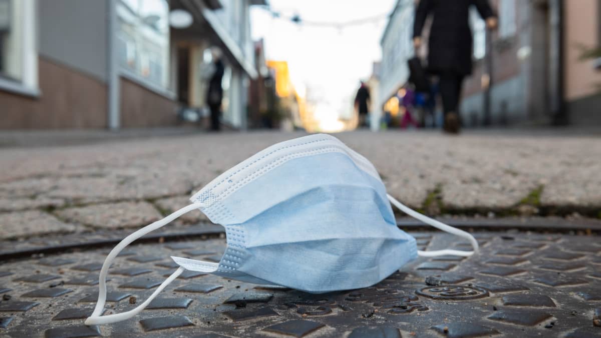 Munskydd på marken på Kungsgatan i Ekenäs.