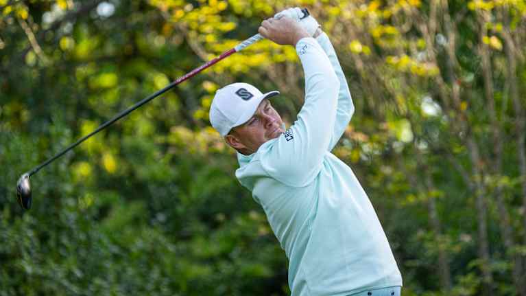 Sami Välimäki golfaamassa.