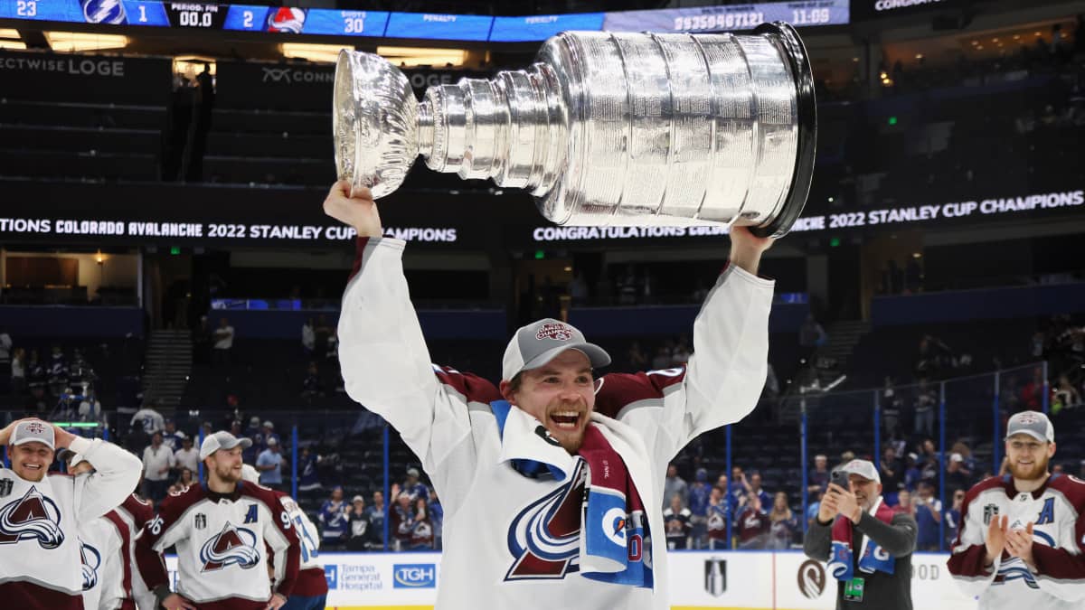 Artturi Lehkone nostaa Stanley Cup -pokaalia.