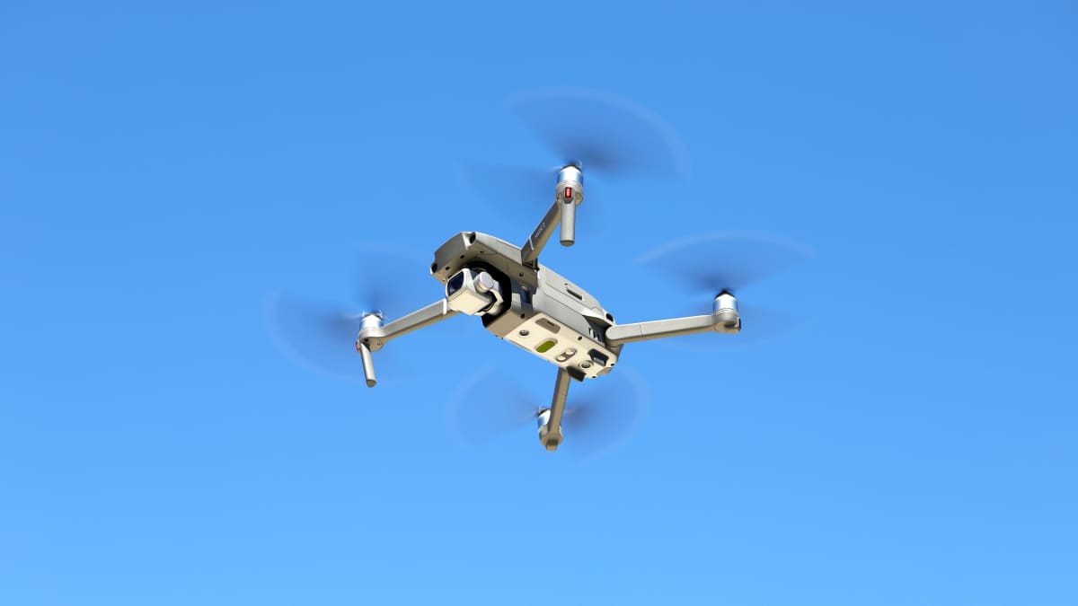DJI Mavic drooni ilmassa.