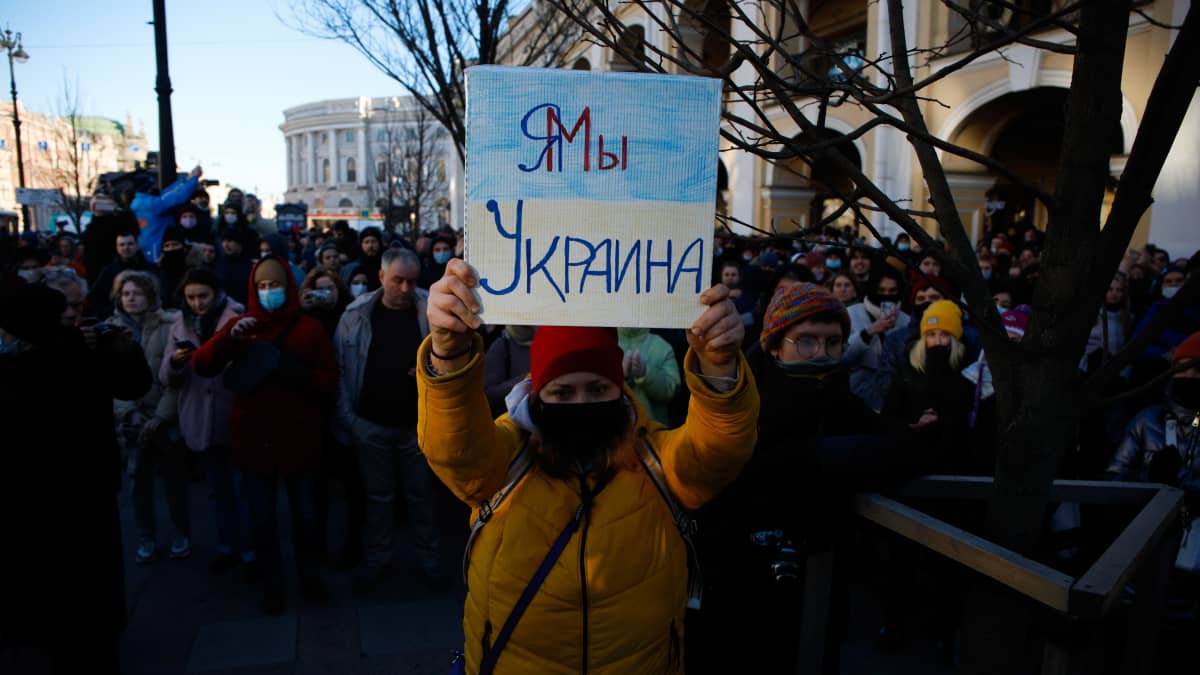 Tuhannet ihmiset ovat kokoontuneet Pietarissa vastustamaan Vladimir Putinin aloittamaa sotaa Ukrainassa.