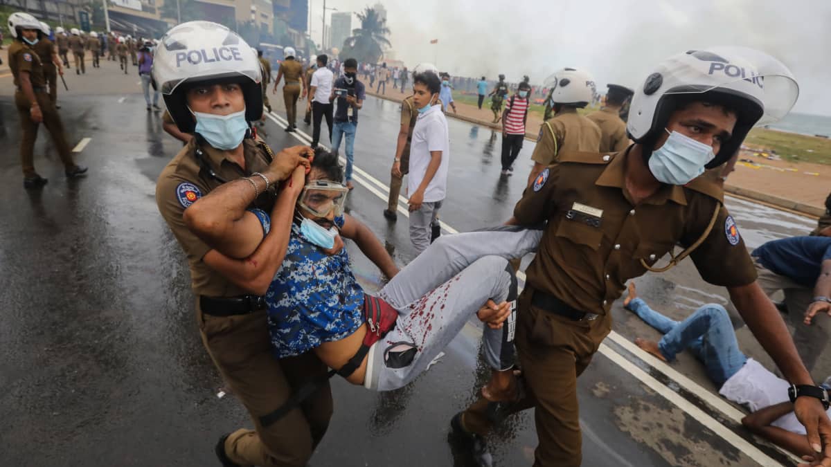 Kaksi poliisia kantaa loukkaantunuttta mielenosoittajaa Sri lankan pääkaupungissa Colombossa