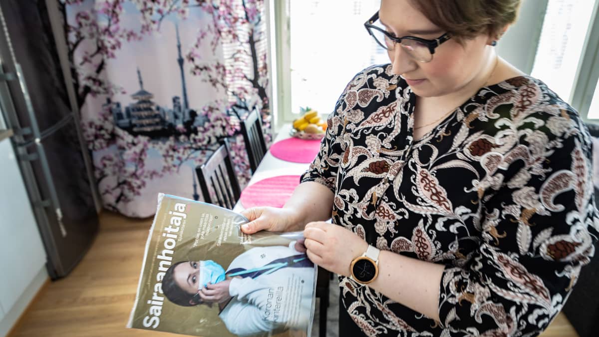 Anna-Mari Viljanen katsoo Sairaanhoitaja lehteä
