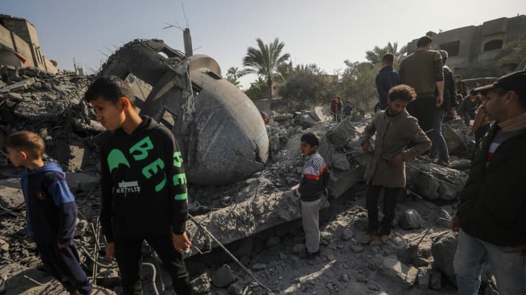 Palestiinalaiset tarkastavat tuhoutunutta Al Bokharin moskeijaa Israelin ilmaiskun jälkeen Deir Al Balahissa, Gazan eteläosassa, 02. maaliskuuta.