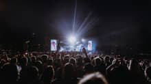 Jack Harlow esiintyy Blockfestin lavalla suurelle määrälle yleisöä. Lavan ympäristö on täynnä ihmisiä. 