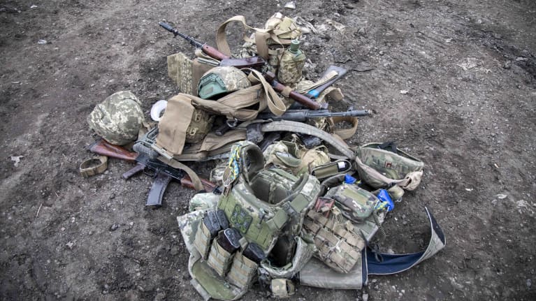 Ukrainalaissotilaiden jälkeen jättämiä varusteita Avdijivkassa.