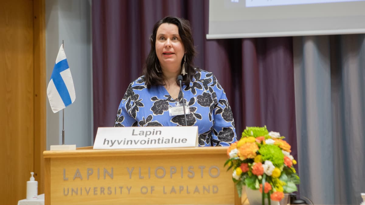Johanna Ojala-Niemelä puhujapöntössä Lapin aluevaltuuston kokouksessa. 