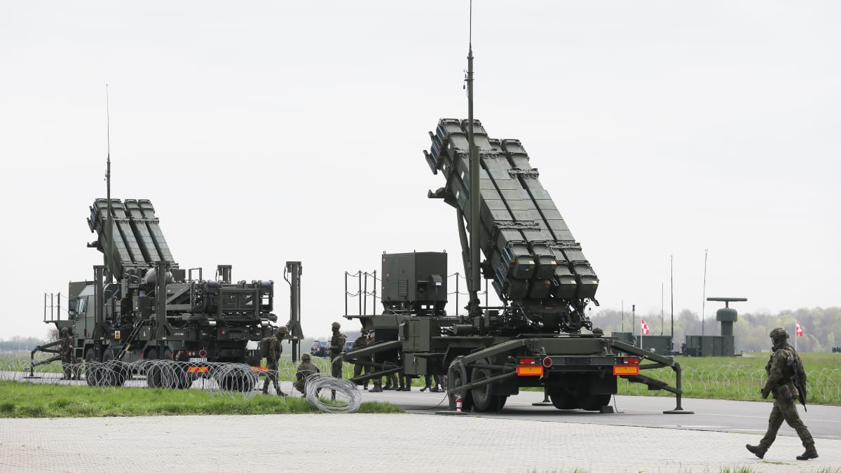 Yhdysvaltalainen Patriot-ohjusyksikkö Puolassa Varsovan lentoasemalla.