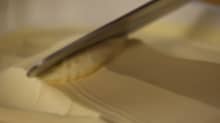 Margariinia vedetään veitsellä erikoislähikuvassa