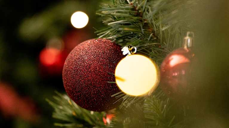 Två julgransbollar i en julgran.