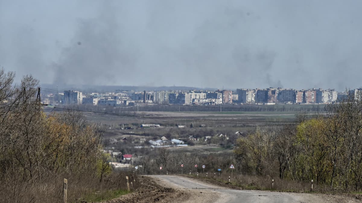 Savua nousee Bahmutin kaupungista Itä-Ukrainassa 10. huhtikuuta 2023.