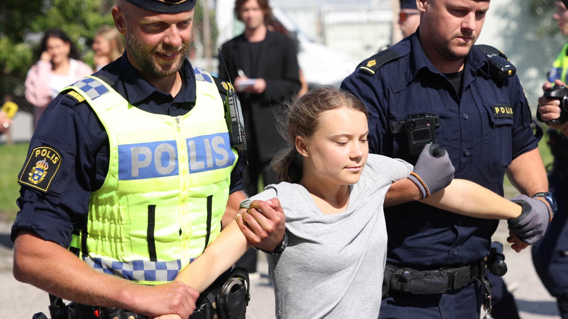 Kaksi poliisia kantaa Greta Thunbergiä käsistä pois mielenosoituksesta