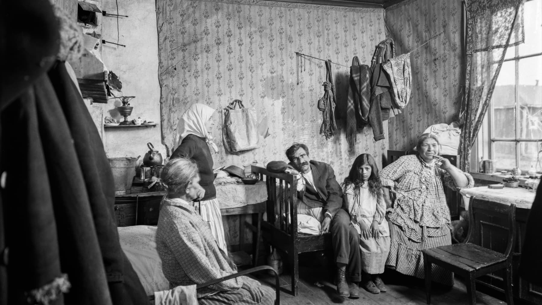 Malmi tunnetaan romaneistaan jo 1930-luvulta. Hugo Sundströmin kuvassa romaniperhe elää arkeaan Malmilla toukokuussa 1930.