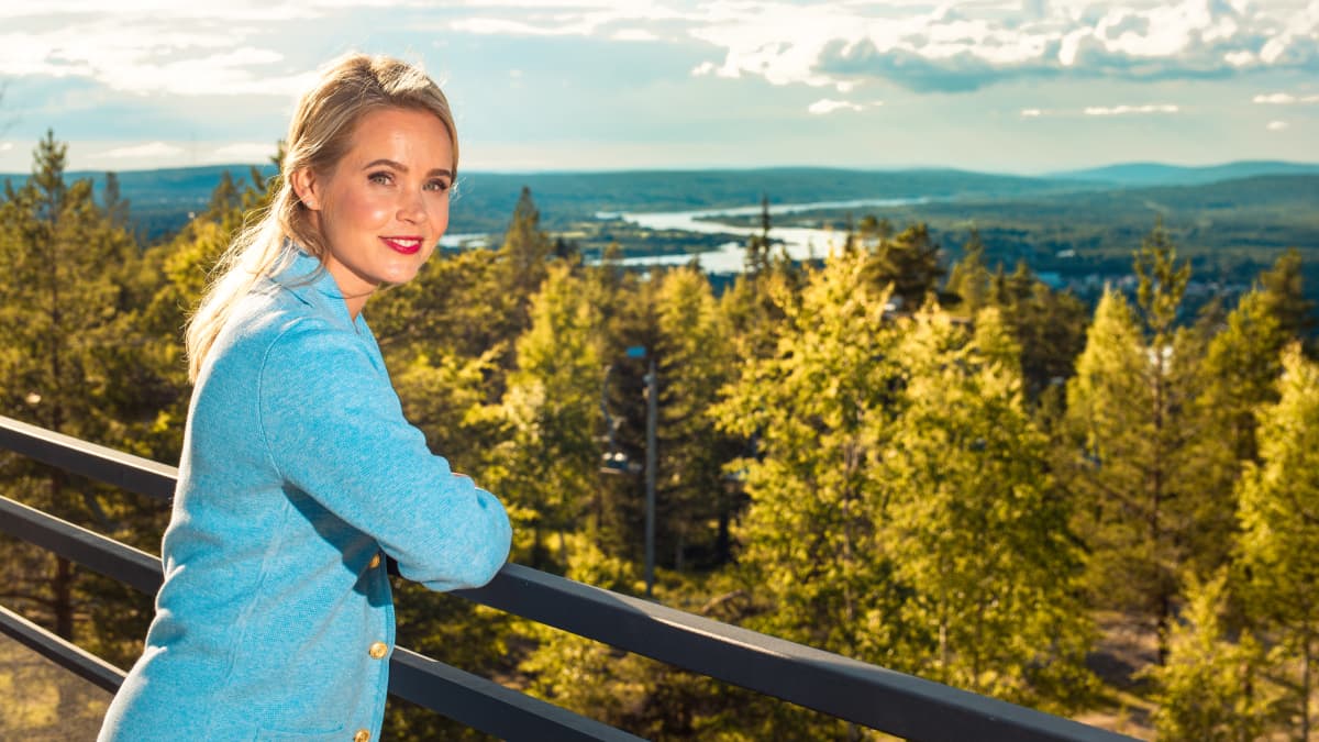 Sara Seppänen, taustalla metsää