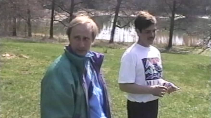Vladimir Putin 90-luvulla värikkäissä verkkarivaatteissa.