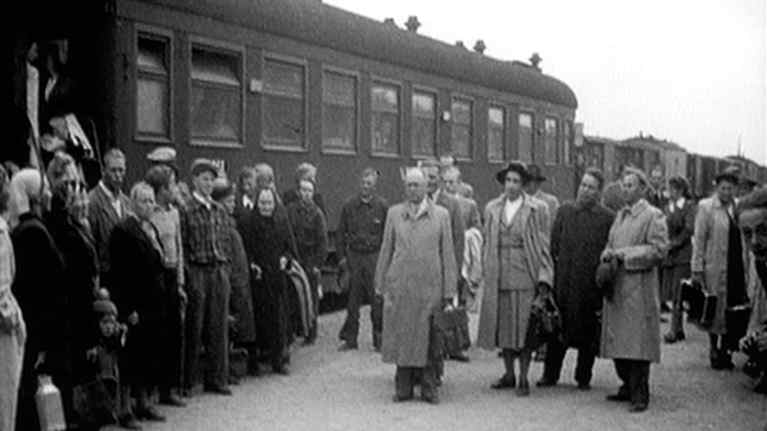 Kemiin saapuu eri valtuuskuntien edustajia puutyöläisten lakon aikana 1949, tässä SKP:n ja SKDL:n edustajia. videokaappaus