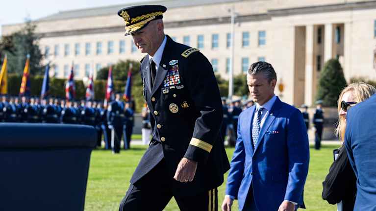 Kenraali Randy George nousee univormussa lavalle puolustusministeriön rakennuksen edustalla. Hänen takanaan seisoo sinisessä puvussa Pete Hegseth.
