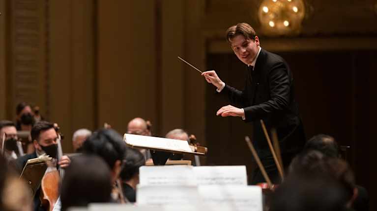 Klaus Makella conducts a concert.
