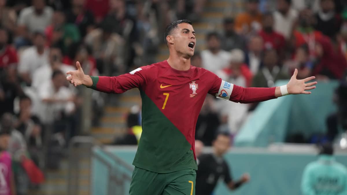 Cristiano Ronaldo levittelee käsiään. 
