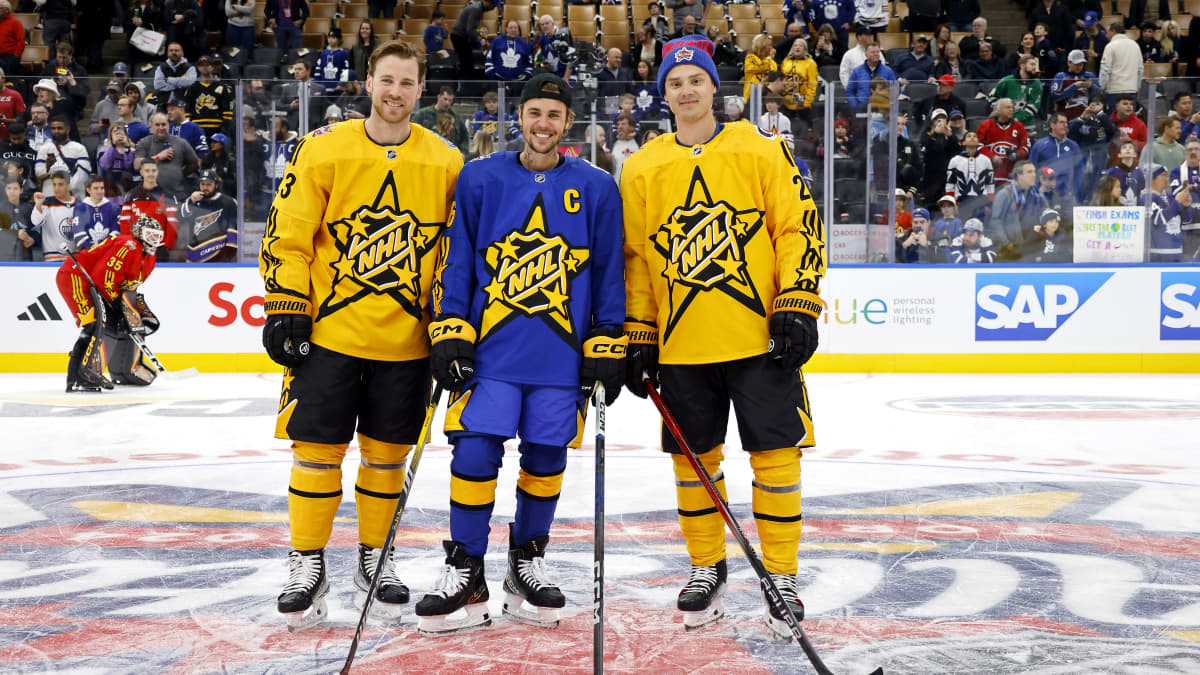 Elias Lindholm ja Sebastian Aho pääsivät poseeraamaan laulajatähti Justin Bieberin kanssa NHL:n tähdistöottelussa.