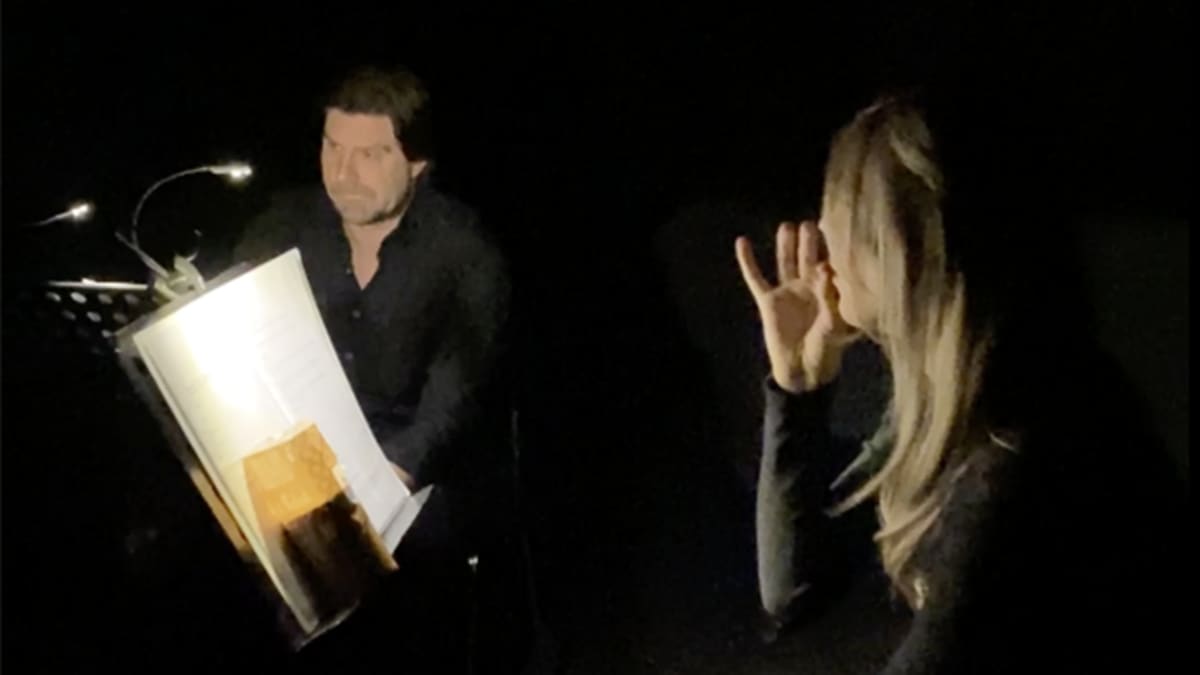 Näyttelijät Matti Mustonen ja Joanna Wallinheimo pimeässä huoneessa.
