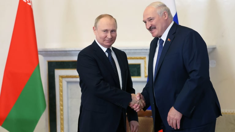 Vladimir Putin ja Aljaksandr Lukasenka kättelivät Pietarissa kesäkuussa 2022.