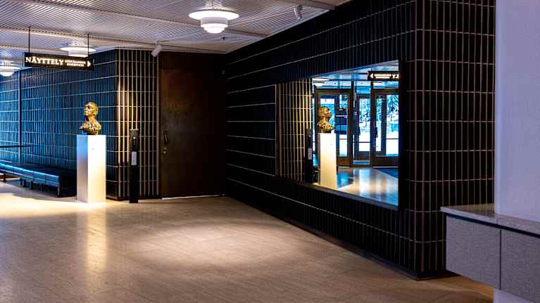 Finlandia-talon alaulan yksityiskohtia, Alvar Aalto patsaineen.