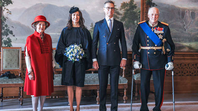 Kuningas- ja presidenttipari rivissä.