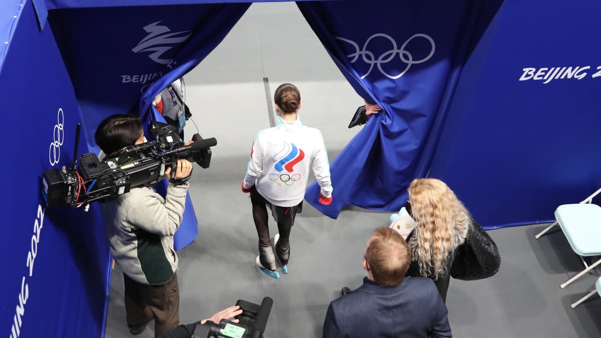 Kamila Valijeva poistumassa Pekingin olympia-areenalta epäonnistuneen vapaaohjelmansa jälkeen.