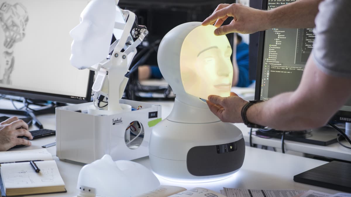 Robotille asennetaan kasvoja.