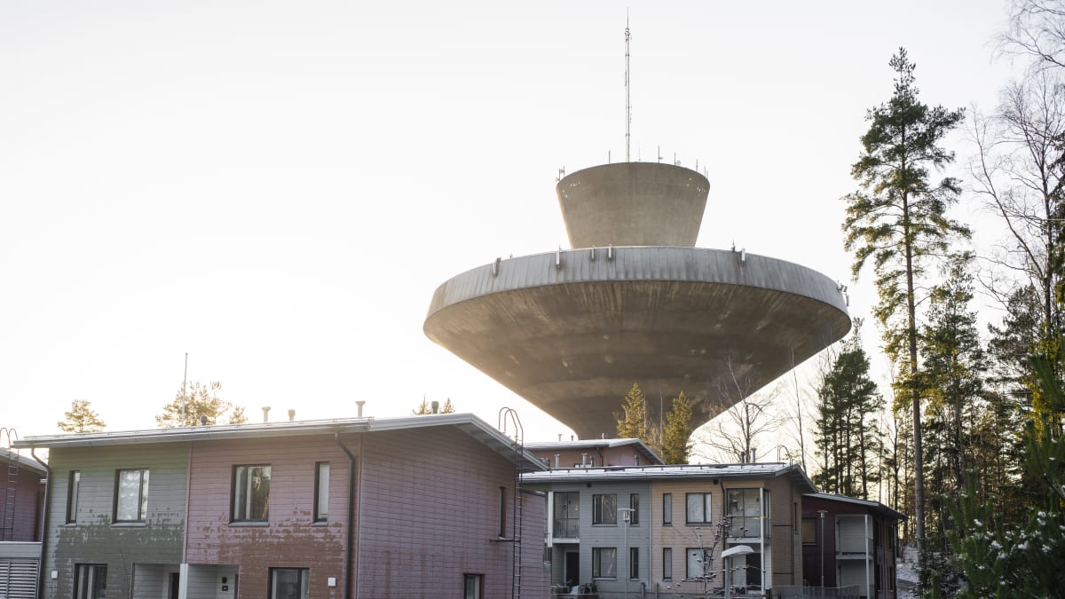 Vesitorni. Kuvan etualalla on asuintaloja.
