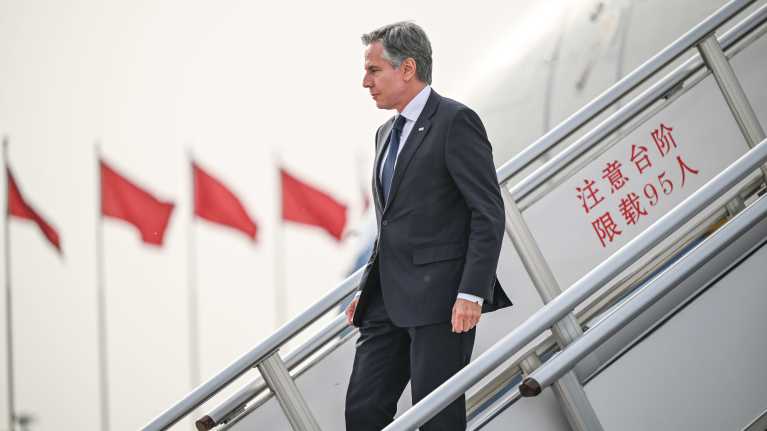 Yhdysvaltain ulkoministeri Antony Blinken laskeutui lentokoneesta Pekinginssä 25.2.2024.