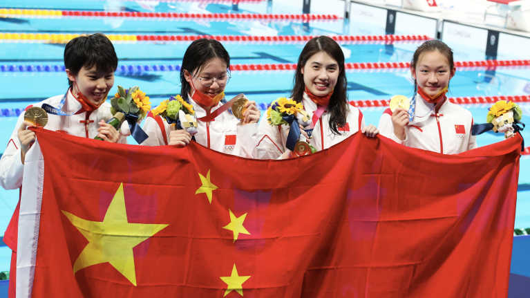 Tammikuussa 2021 positiivisen dopingnäytteen antanut Yang Junxuan (vas.) kuului Tokiossa olympiakultaa voittaneeseen Kiinan joukkueeseen 4x200 metrin vapaauinnissa.