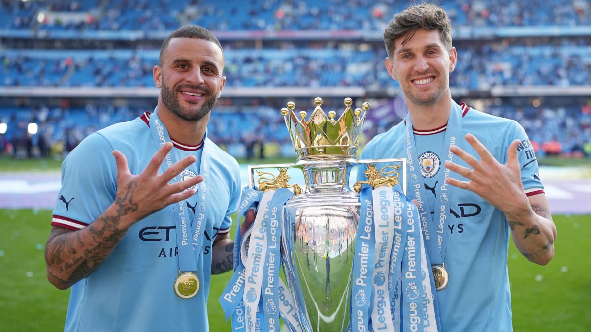 Kyle Walker ja John Stones juhlivat FA-cupin voittoa.