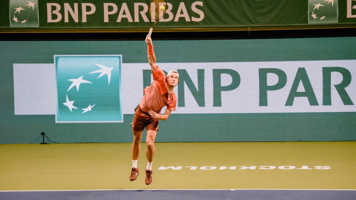 Otto Virtanen lyö tennissyötön.